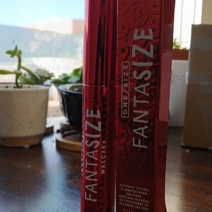 ONE/SIZE Fantasize Mascara - Bold Red